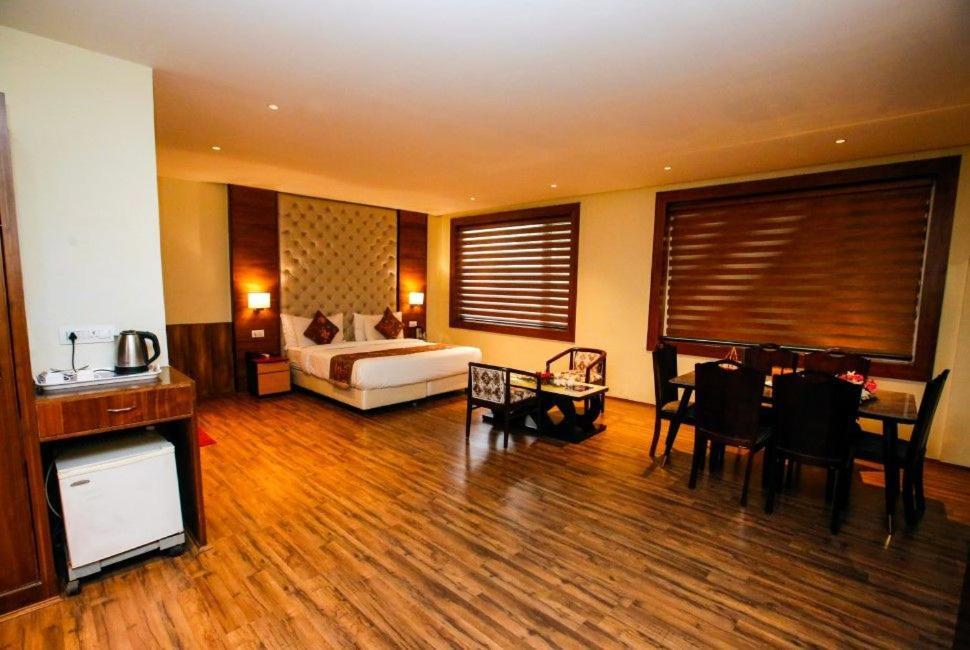 Hotel The Residency Srinagar Extérieur photo
