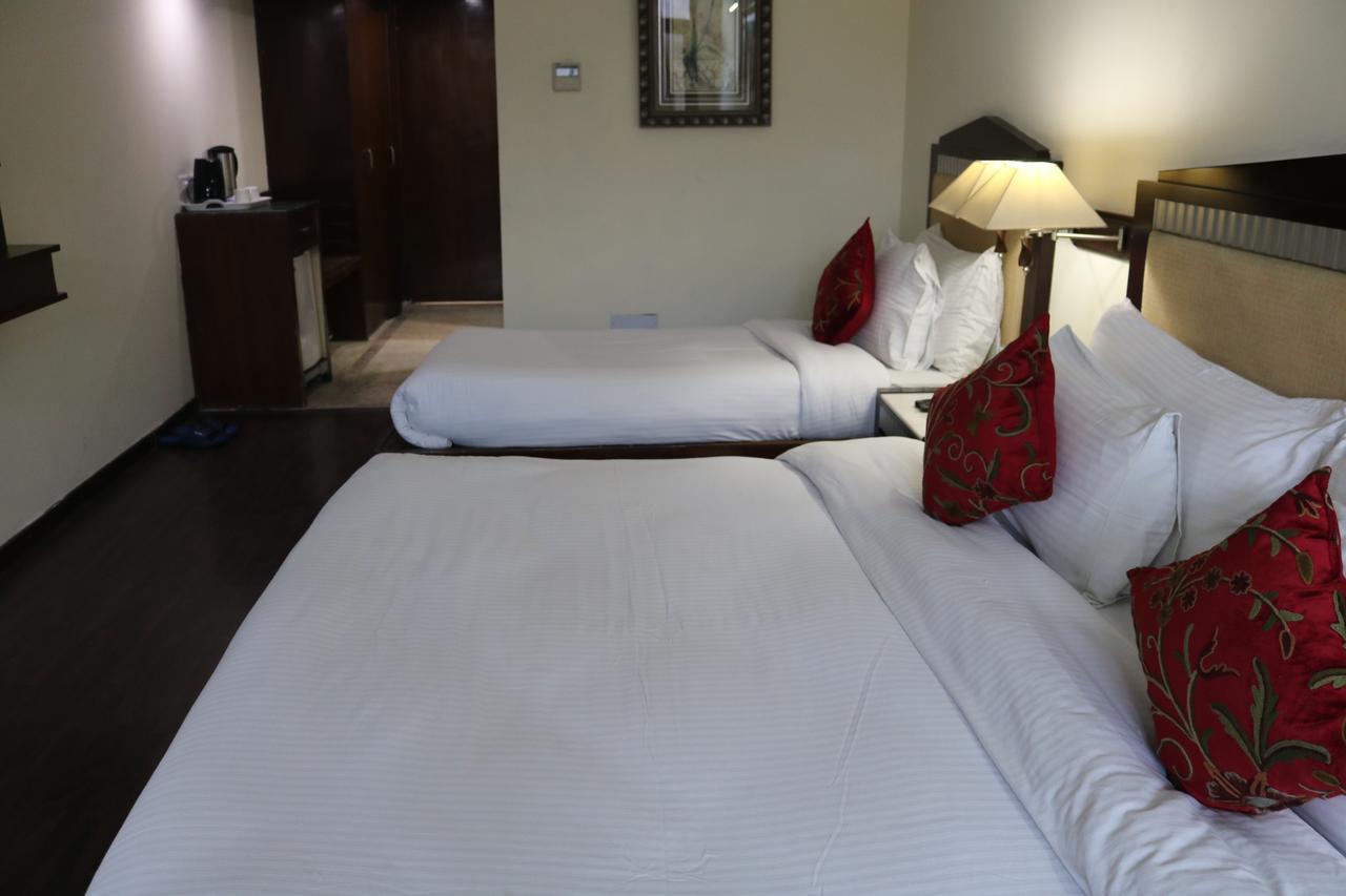 Hotel The Residency Srinagar Extérieur photo